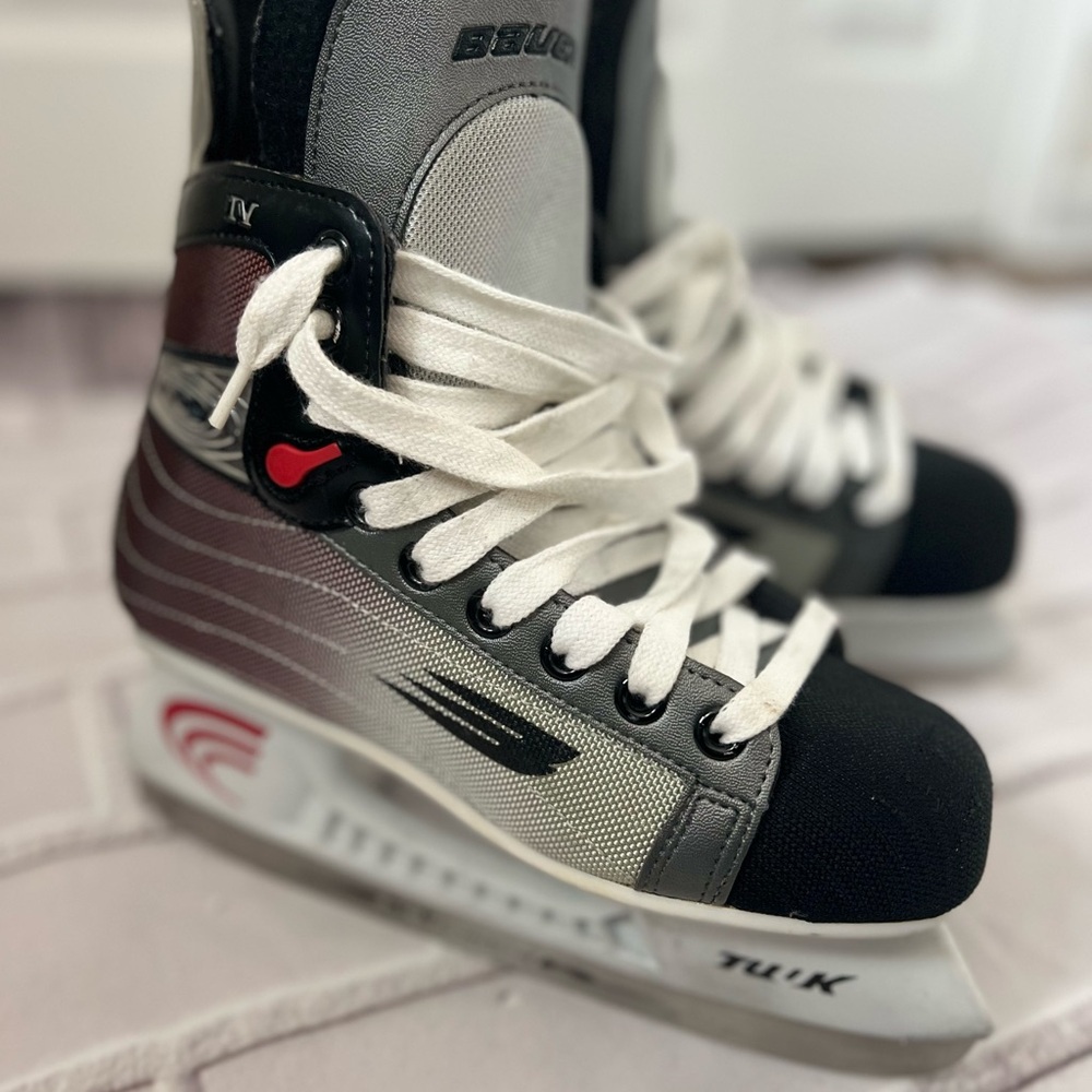Bauer Vapor IV  Ice Hockey Skates in purple black and Gray size 5